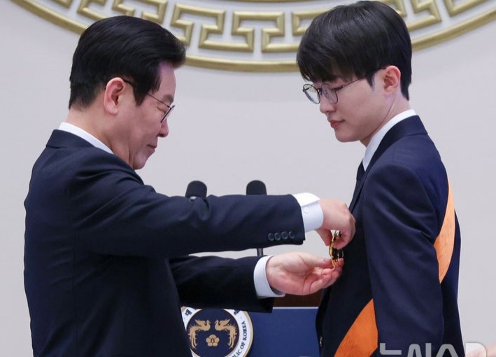 韩媒：李在明总统向职业游戏玩家Faker李相赫颁发了青龙勋章