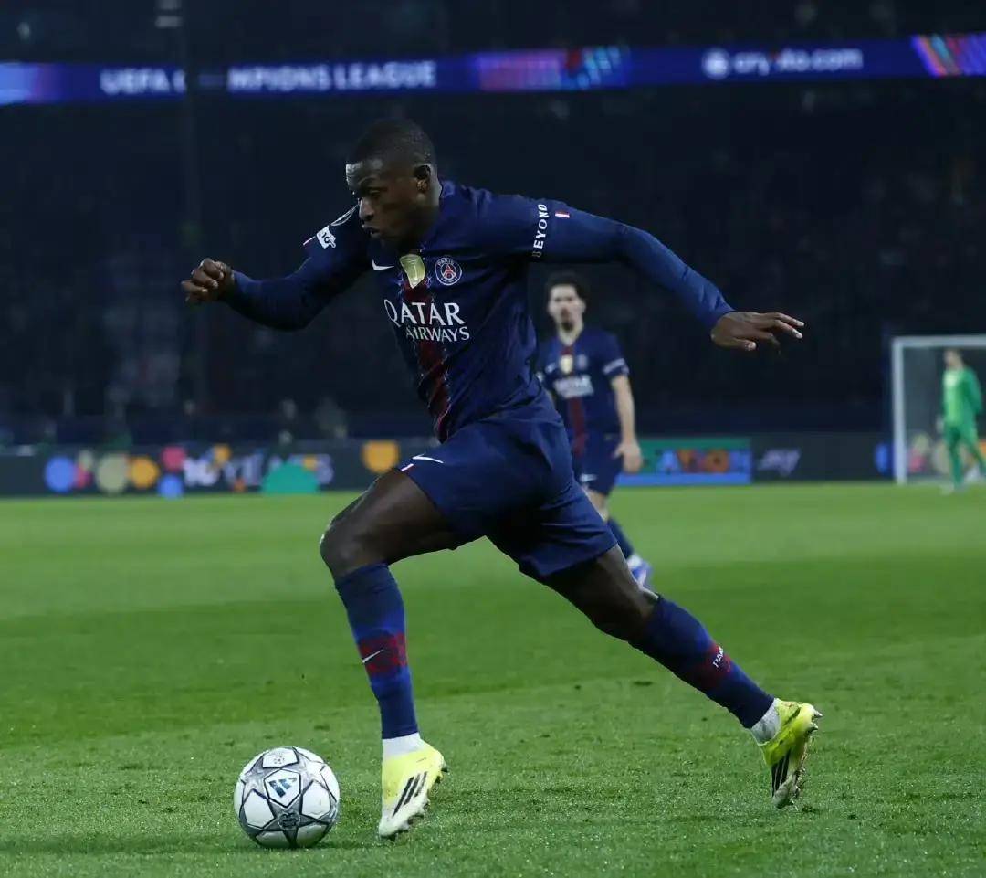 欧冠太激烈，皇马2-4爆大冷，曼城压哨！积分榜出炉：16强决出8席